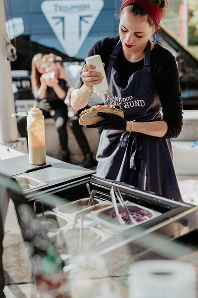 Nora bereitet einen Hot-Dog zu