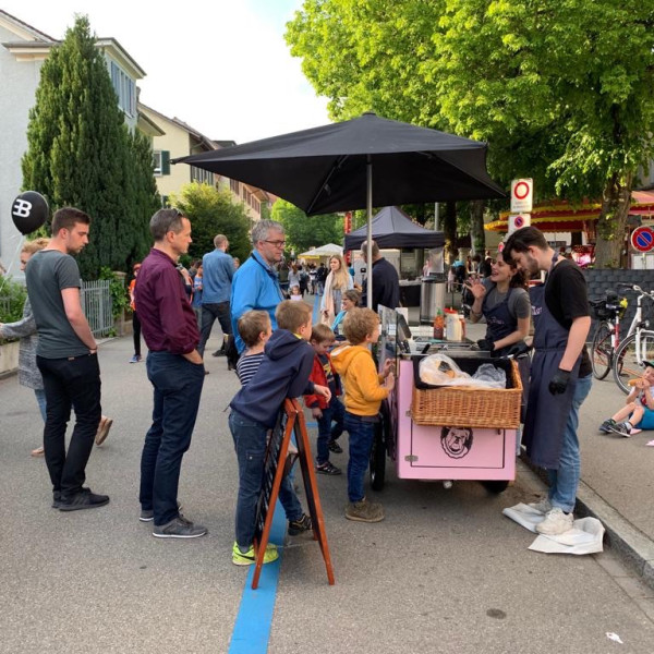 Leute, die anstehen vor dem Hot-Dog Velo am Dorffest Veltheim, in Winterthur.