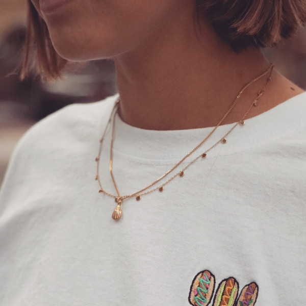 Frau trägt Shirt mit drei Hot-Dogs