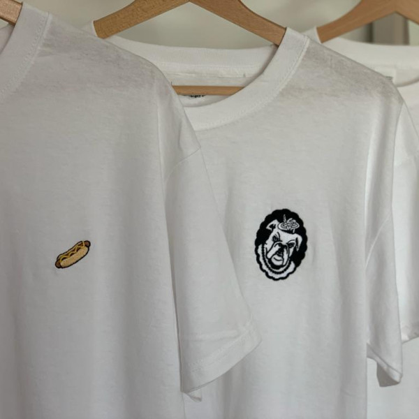 verschiedene Merch-Shirts von Frau Hund