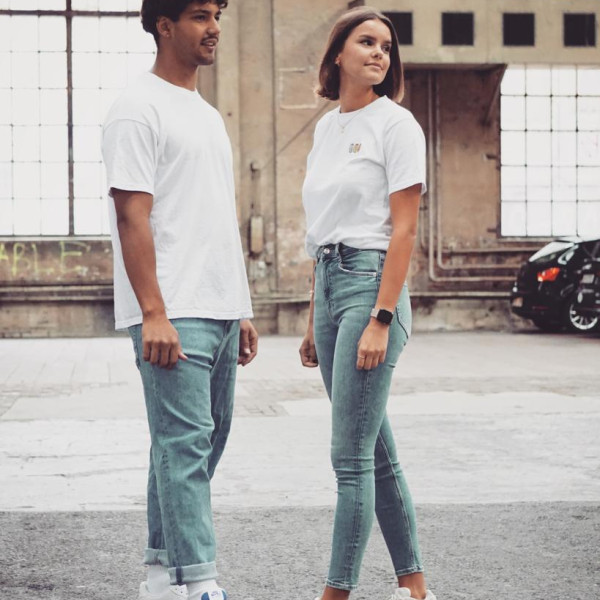 Ein Mann und eine Frau, welche Frau Hunds Shirts tragen