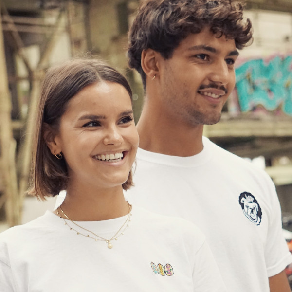 Frau Hunds Shirts, von zwei Models getragen