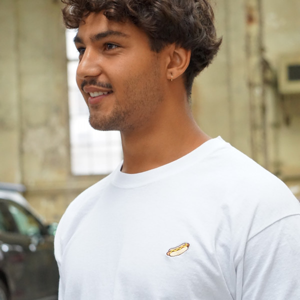 Mann trägt Frau Hunds Shirt mit Hot-Dog Logo